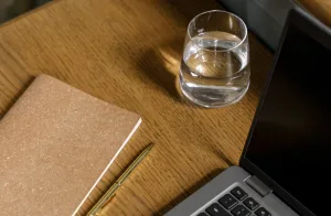 In nutrient-deficiency hair loss, topical products can’t replace internal nutrition—but they can reduce damage and stabilize the scalp. Learn what topical ingredients should really do during recovery.